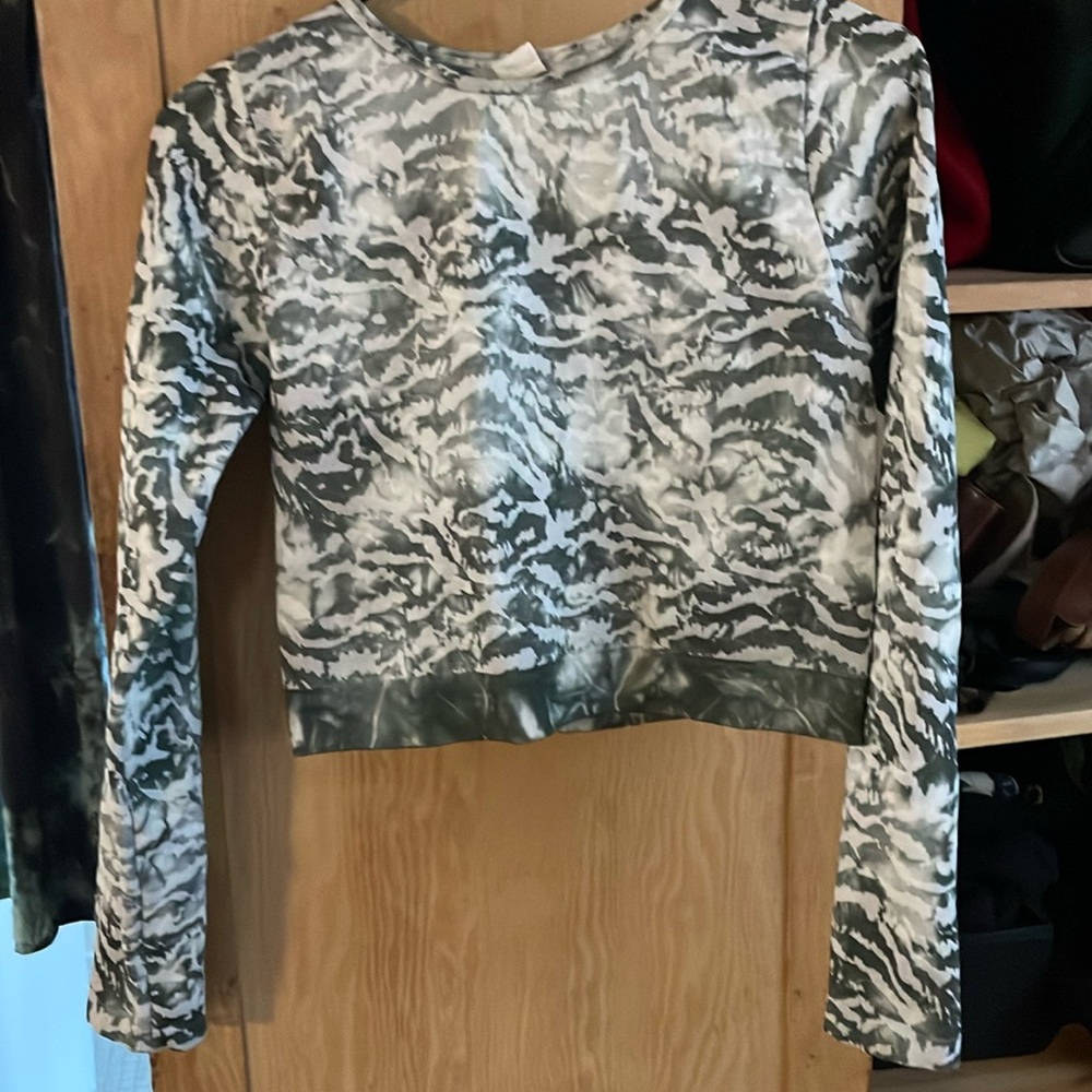 Long sleeve cropped yoga top.